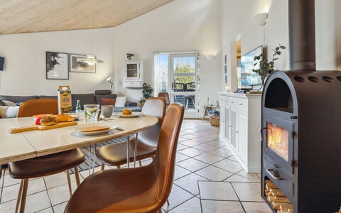 Amanda - 30Km from the Sea: Möbel, Interior Design, Flooring, Holz, Fussboden, Decke, Holzboden, Stuhl, Tabelle, Beleuchtung