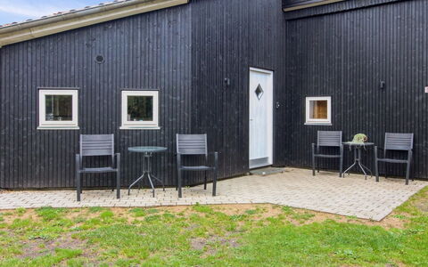 Amanda - 30Km from the Sea: Möbel, Interior Design, Flooring, Holz, Fussboden, Decke, Holzboden, Stuhl, Tabelle, Beleuchtung