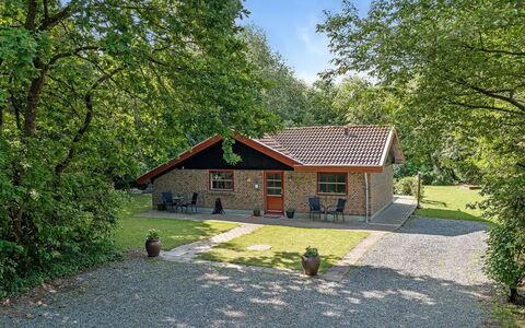Gisele - 30Km from the Sea: Möbel, Interior Design, Stuhl, Flooring, Tabelle, Resort, Fussboden, Decke, Zimmer, Eco Hotel