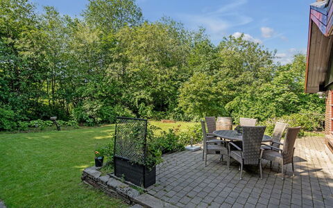 Gisele - 30Km from the Sea: Möbel, Interior Design, Stuhl, Flooring, Tabelle, Resort, Fussboden, Decke, Zimmer, Eco Hotel
