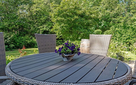 Gisele - 30Km from the Sea: Möbel, Interior Design, Stuhl, Flooring, Tabelle, Resort, Fussboden, Decke, Zimmer, Eco Hotel