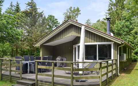 Joonatan - 30Km from the Sea: Gebäude, Haus, Fenster, Zuhause, Dach, Wohngebiet, Strauch, Hütte, Grundstueck
