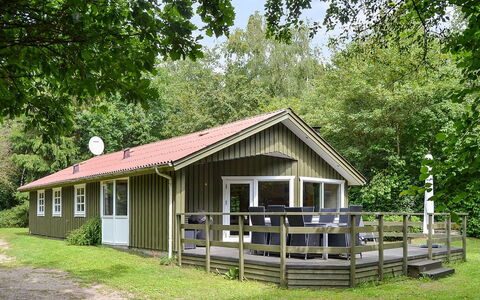 Joonatan - 30Km from the Sea: Gebäude, Haus, Fenster, Zuhause, Dach, Wohngebiet, Strauch, Hütte, Grundstueck