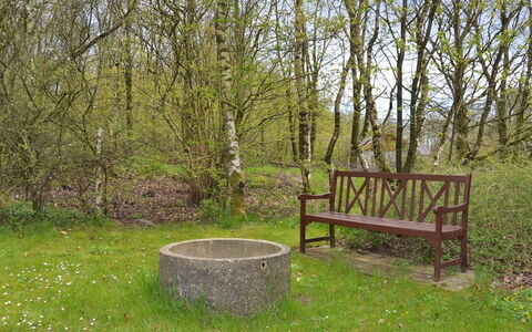 Joonatan - 30Km from the Sea: Gebäude, Haus, Fenster, Zuhause, Dach, Wohngebiet, Strauch, Hütte, Grundstueck