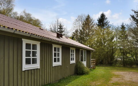 Joonatan - 30Km from the Sea: Gebäude, Haus, Fenster, Zuhause, Dach, Wohngebiet, Strauch, Hütte, Grundstueck