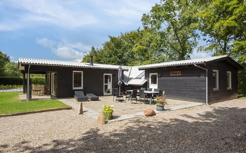 Hedwig - 30Km from the Sea: Möbel, Interior Design, Stuhl, Flooring, Tabelle, Resort, Fussboden, Decke, Zimmer, Eco Hotel