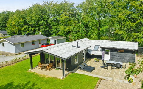 Hedwig - 30Km from the Sea: Möbel, Interior Design, Stuhl, Flooring, Tabelle, Resort, Fussboden, Decke, Zimmer, Eco Hotel