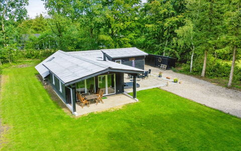 Hedwig - 30Km from the Sea: Möbel, Interior Design, Stuhl, Flooring, Tabelle, Resort, Fussboden, Decke, Zimmer, Eco Hotel