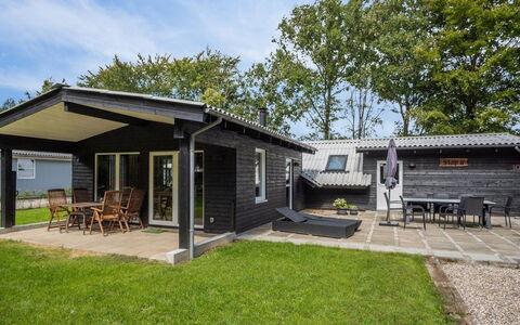 Hedwig - 30Km from the Sea: Möbel, Interior Design, Stuhl, Flooring, Tabelle, Resort, Fussboden, Decke, Zimmer, Eco Hotel