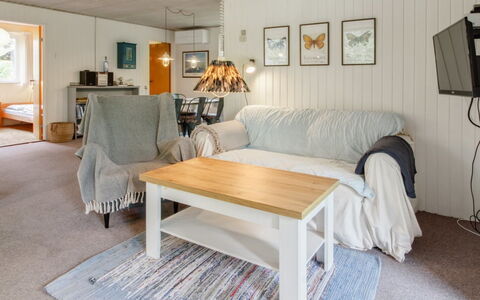 Ismo - 30Km from the Sea: Möbel, Interior Design, Couch, Flooring, Holz, Decke, Fussboden, Zimmer, Wohnzimmer, Beleuchtung