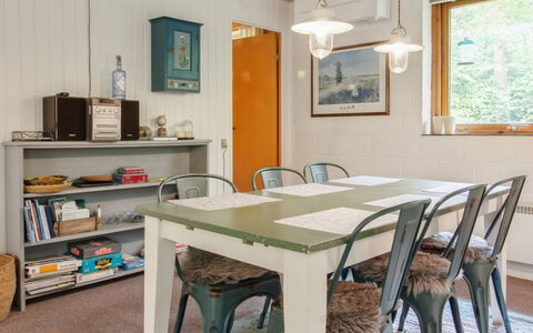 Ismo - 30Km from the Sea: Möbel, Interior Design, Holz, Decke, Stuhl, Tabelle, Light Fixture, Flooring, Küche & Esszimmer Tisch, Esszimmer