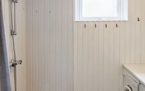 Ismo - 30Km from the Sea: Holz, Flooring, Fussboden, Zimmer, Decke, Holzbeize, Planke, Hartholz, Armatur, Farbe