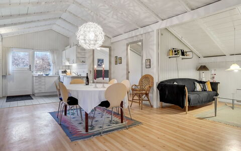 Hardy - 30Km from the Sea: Möbel, Interior Design, Flooring, Holz, Fussboden, Decke, Holzboden, Stuhl, Tabelle, Beleuchtung