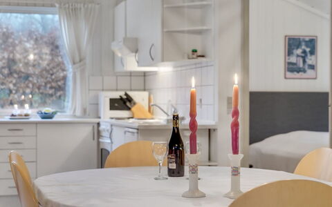 Hardy - 30Km from the Sea: Möbel, Interior Design, Flooring, Holz, Fussboden, Decke, Holzboden, Stuhl, Tabelle, Beleuchtung