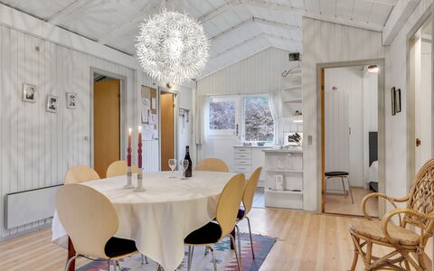 Hardy - 30Km from the Sea: Möbel, Interior Design, Flooring, Holz, Fussboden, Decke, Holzboden, Stuhl, Tabelle, Beleuchtung