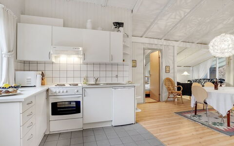 Hardy - 30Km from the Sea: Möbel, Interior Design, Flooring, Holz, Fussboden, Decke, Holzboden, Stuhl, Tabelle, Beleuchtung