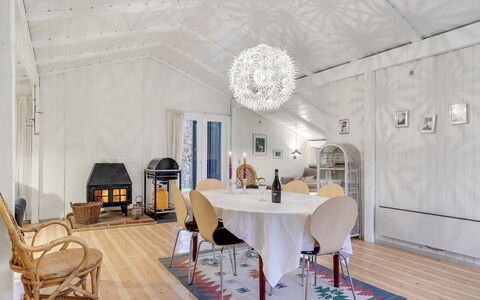 Hardy - 30Km from the Sea: Möbel, Interior Design, Flooring, Holz, Fussboden, Decke, Holzboden, Stuhl, Tabelle, Beleuchtung