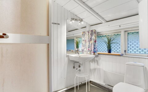Hardy - 30Km from the Sea: Möbel, Interior Design, Flooring, Holz, Fussboden, Decke, Holzboden, Stuhl, Tabelle, Beleuchtung