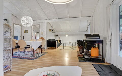 Hardy - 30Km from the Sea: Möbel, Interior Design, Flooring, Holz, Fussboden, Decke, Holzboden, Stuhl, Tabelle, Beleuchtung