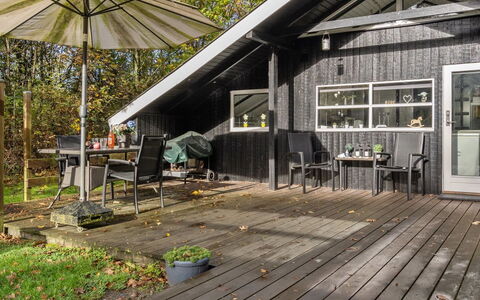 Elisabeta - 28Km from the Sea: Dach, Haus, Zuhause, Hütte, Tür, Abstellgleis, Deck, Veranda, Planke, Hartholz