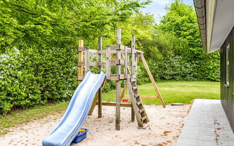 Manderup - 30Km from the Sea: Spielplatz Rutsche, Spielmittel, Schatten, Garten, Spielplatz, Park, Rutsche, Landscaping, Planke, Hinterhof