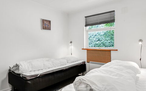 Manderup - 30Km from the Sea: Holz, Bett, Möbel, Schlafzimmer, Interior Design, Fussboden, Flooring, Bettdecke, Zuhause, Bedding