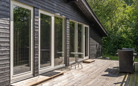 Vitus - 30Km from the Sea: Dach, Haus, Zuhause, Hütte, Tür, Abstellgleis, Deck, Veranda, Planke, Hartholz