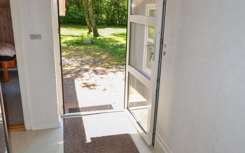 Bosi - 28Km from the Sea: Flooring, Holz, Fussboden, Tür, Home Door, Holzbeize, Türschnalle, Hartholz, Daylighting
