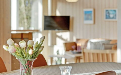 Swarte - 30Km from the Sea: Möbel, Interior Design, Tabelle, Holz, Stuhl, Beleuchtung, Zimmer, Textil, Flooring, Esszimmer
