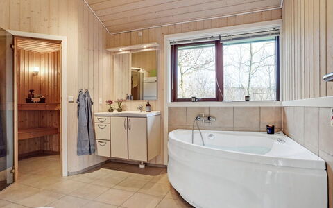 Swarte - 30Km from the Sea: Armatur, Interior Design, Holz, Badewanne, Flooring, Badezimmer, Decke, Fussboden, Zapfhahn, Installation