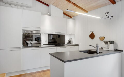 Massie - 30Km from the Sea: Küche, Küchengerät, Countertop, Interior Design, Major Appliance, Flooring, Decke, Holz, Möbel, Cabinetry