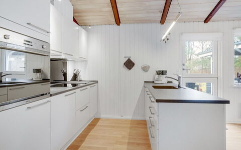 Massie - 30Km from the Sea: Küche, Flooring, Countertop, Holz, Küchengerät, Holzboden, Interior Design, Decke, Fussboden, Major Appliance