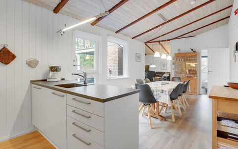 Massie - 30Km from the Sea: Holz, Küche, Interior Design, Flooring, Decke, Möbel, Countertop, Fussboden, Cabinetry, Zimmer
