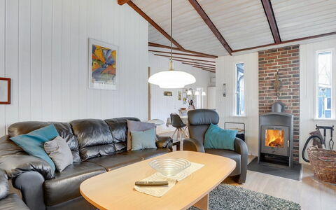 Massie - 30Km from the Sea: Möbel, Holz, Interior Design, Decke, Couch, Flooring, Wohnzimmer, Fussboden, Zuhause, Zimmer
