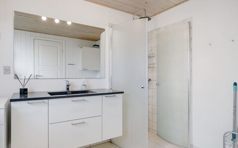 Massie - 30Km from the Sea: Flooring, Armatur, Interior Design, Fussboden, Sinken, Badezimmerschrank, Decke, Zapfhahn, Badezimmer, Installation