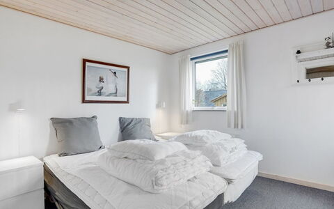 Massie - 30Km from the Sea: Schlafzimmer, Holz, Bett, Zuhause, Bettdecke, Bedding, Decke, Interior Design, Möbel, Bettrahmen