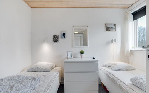 Massie - 30Km from the Sea: Schlafzimmer, Interior Design, Decke, Bett, Fussboden, Möbel, Flooring, Zimmer, Bedding, Beleuchtung