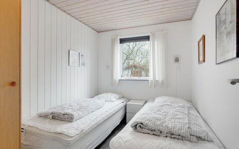 Massie - 30Km from the Sea: Schlafzimmer, Bett, Wand, Holz, Bedding, Bettdecke, Decke, Interior Design, Fussboden, Bettrahmen