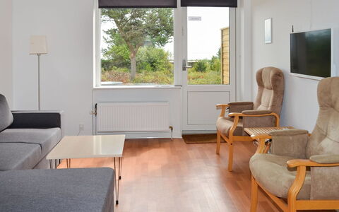 Deetje - 5Km from the Sea: Möbel, Interior Design, Flooring, Holz, Fussboden, Decke, Holzboden, Stuhl, Tabelle, Beleuchtung