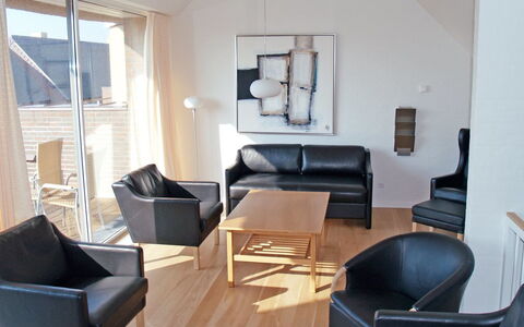 Fanny - 2Km from the Sea: Möbel, Interior Design, Flooring, Fussboden, Holz, Stuhl, Wohnzimmer, Zimmer, Couch, Club Chair