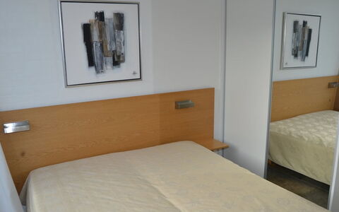 Fanny - 2Km from the Sea: Bett, Schlafzimmer, Holz, Fussboden, Flooring, Interior Design, Bettdecke, Bedding, Möbel, Bettrahmen