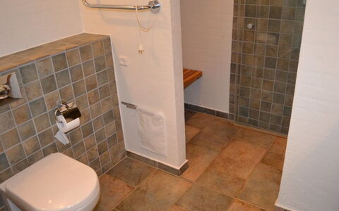 Fanny - 2Km from the Sea: Flooring, Wand, Fussboden, Armatur, Badezimmer, Toilette, Toilleten Sitz, Fliese, Installation, Interior Design