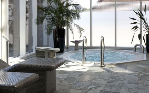 Fanny - 2Km from the Sea: Flooring, Fussboden, Schwimmbad, Verbundwerkstoff, Fliese, Resort, Beton, Water Feature