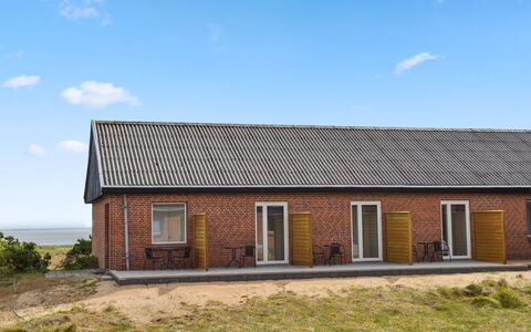 Baltser - 5Km from the Sea: Blau, Strauch, Hütte, Ground, Garten, Estate, Schatten, Landscaping, Bauernhaus, Eco Hotel