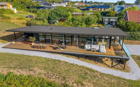 Ahmik - 200M from the Sea: Dach, Haus, Grundstueck, Zuhause, Hütte, Estate, Gartenbauten, Schatten, Blockhaus, Landscaping
