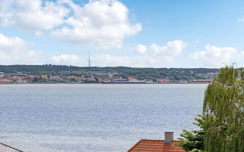 Ahmik - 200M from the Sea: Dach, Haus, Grundstueck, Zuhause, Hütte, Estate, Gartenbauten, Schatten, Blockhaus, Landscaping