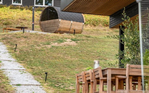 Ahmik - 200M from the Sea: Dach, Haus, Grundstueck, Zuhause, Hütte, Estate, Gartenbauten, Schatten, Blockhaus, Landscaping