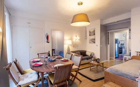 Lancette: Gebäude, Fenster, Komfort, Holz, Fernsehen, Wohnzimmer, Interior Design, Haus, Couch, Fussboden