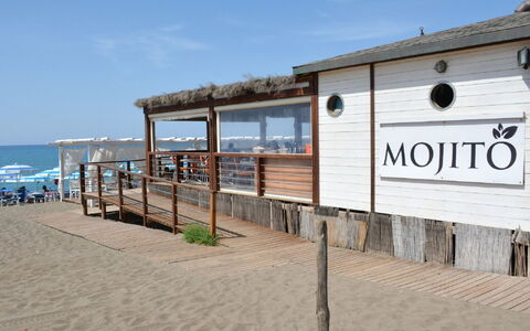 Marina di Bibbona 673: Himmel, Eigentum, Pflanze, Wolke, Wasser, Fenster, Strand, Gebäude, Holz, Landschaft