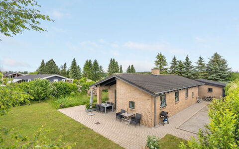Evangelia - 1.2Km from the Sea: Dach, Haus, Grundstueck, Zuhause, Hütte, Estate, Gartenbauten, Schatten, Blockhaus, Landscaping